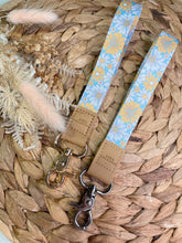 Load image into Gallery viewer, Daisies Wristlet