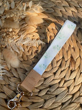 Load image into Gallery viewer, Greenery Wristlet