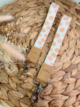 Load image into Gallery viewer, Posies Wristlet