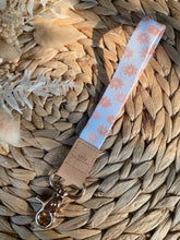 Load image into Gallery viewer, Posies Wristlet