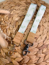 Load image into Gallery viewer, Greenery Wristlet