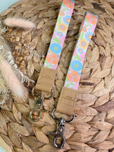 Load image into Gallery viewer, Botanic Wristlet