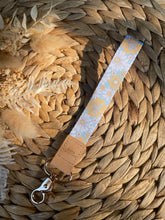 Load image into Gallery viewer, Daisies Wristlet