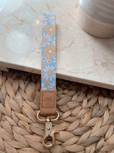 Load image into Gallery viewer, Daisies Wristlet